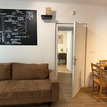 Mikulovský Domeček S Terasou, Zahradou A Vinným Sklípkem Apartahotel