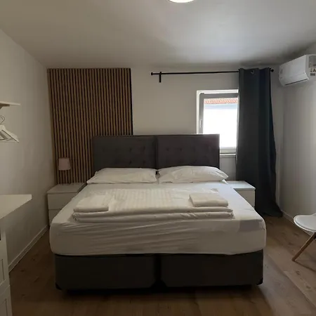 Apartahotel Mikulovský Domeček S Terasou, Zahradou A Vinným Sklípkem 4*