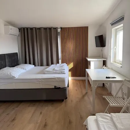 Apartahotel Mikulovský Domeček S Terasou, Zahradou A Vinným Sklípkem 4*