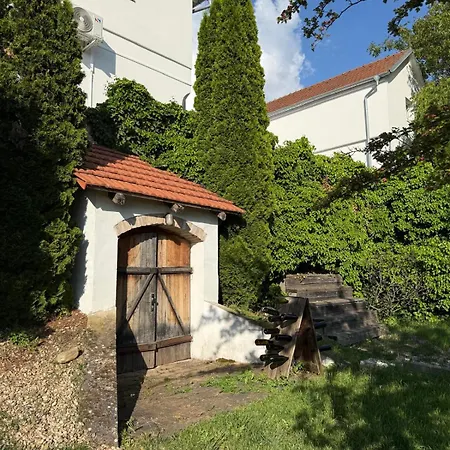 Mikulovsky Domecek S Terasou, Zahradou A Vinnym Sklipkem 4*