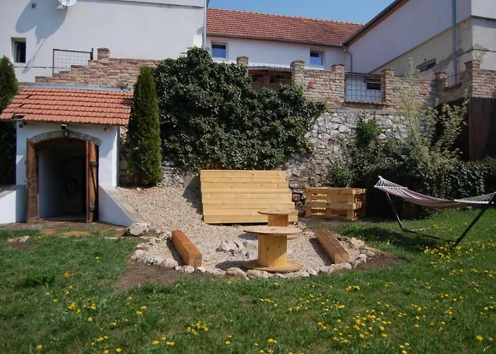 Apartmanhotel Mikulovsky Domecek S Terasou, Zahradou A Vinnym Sklipkem