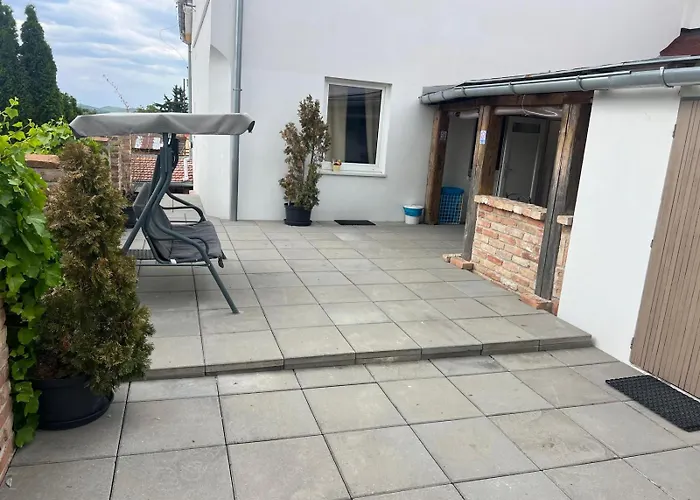 Apartmanhotel Mikulovsky Domecek S Terasou, Zahradou A Vinnym Sklipkem